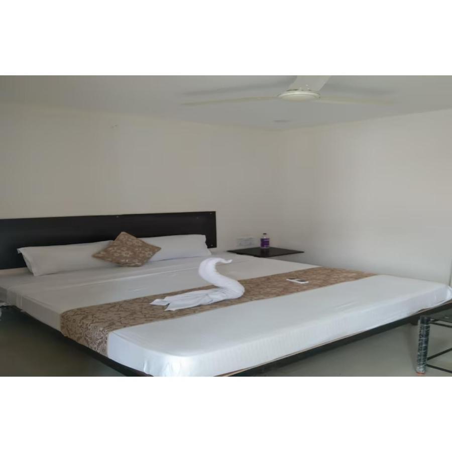 Hotel Meridian Grand Shamshabad Esterno foto